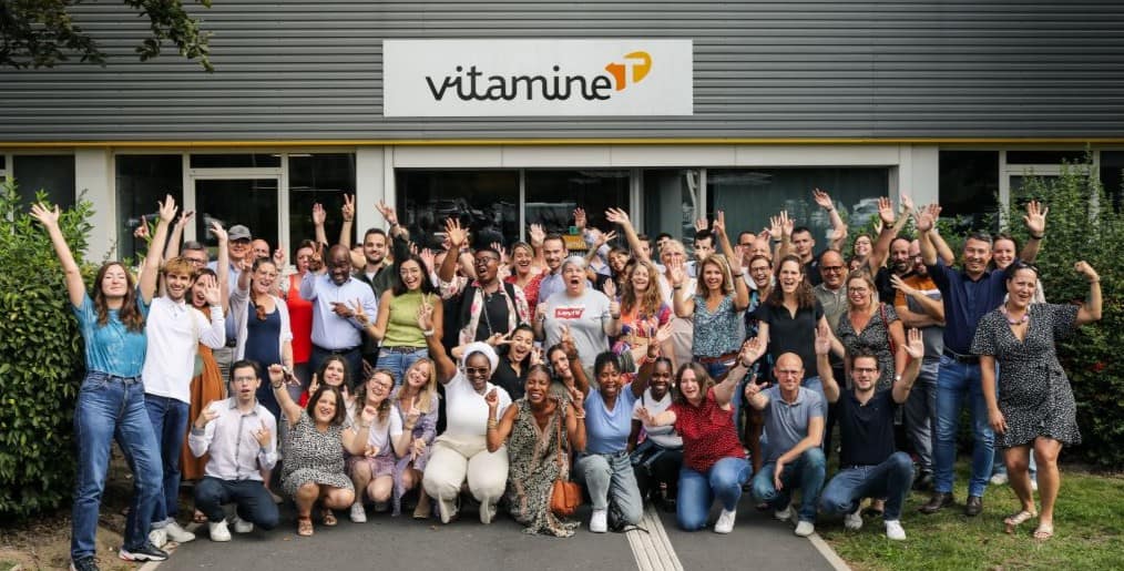 Photo de groupe d'une partie des salariés de Vitamine T